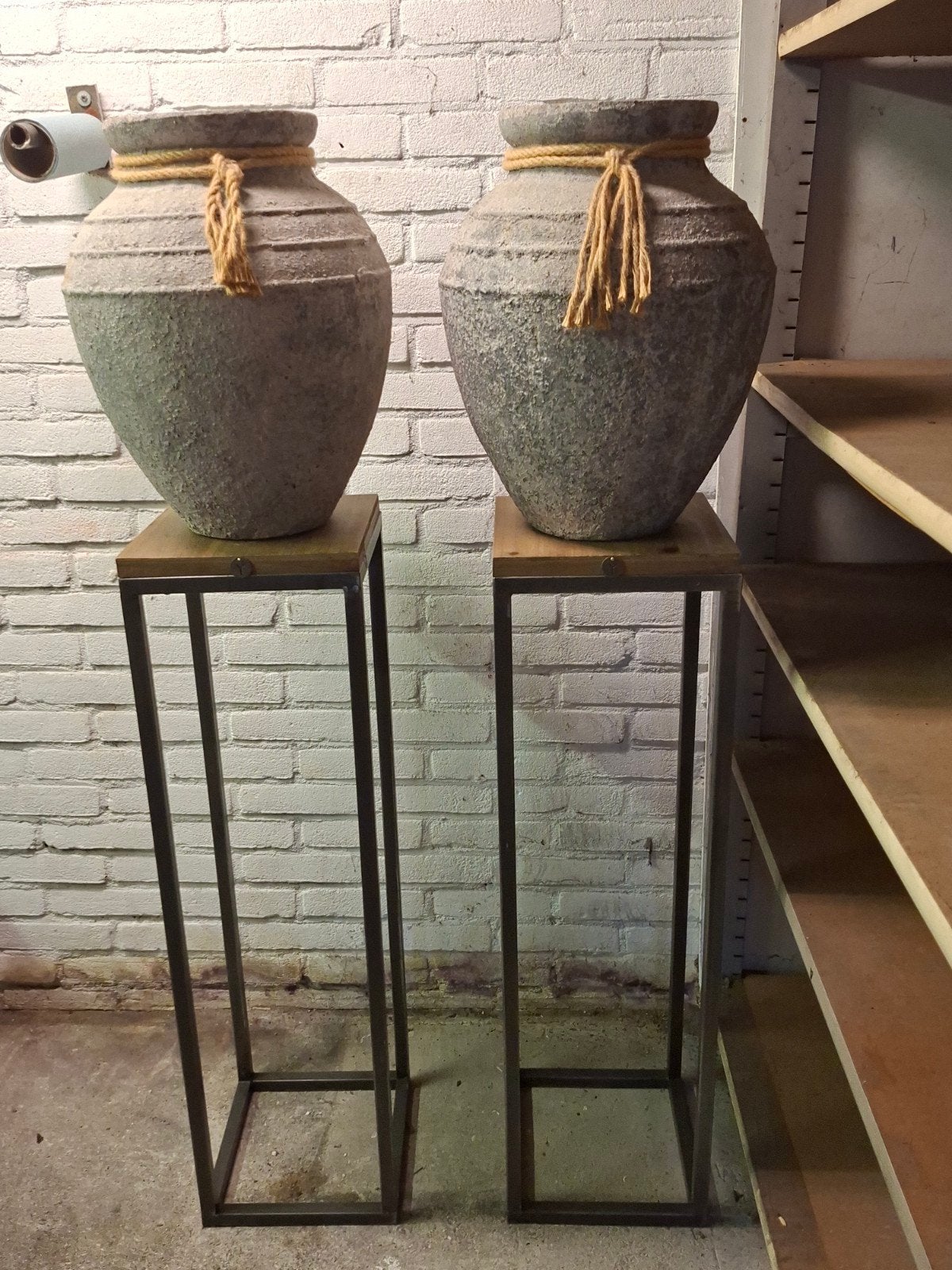 Set van 2 stenen vazen op stalen tafeltjes - 125 cm hoog, Ophalen, Gebruikt, Grijs, Steen/keramiek