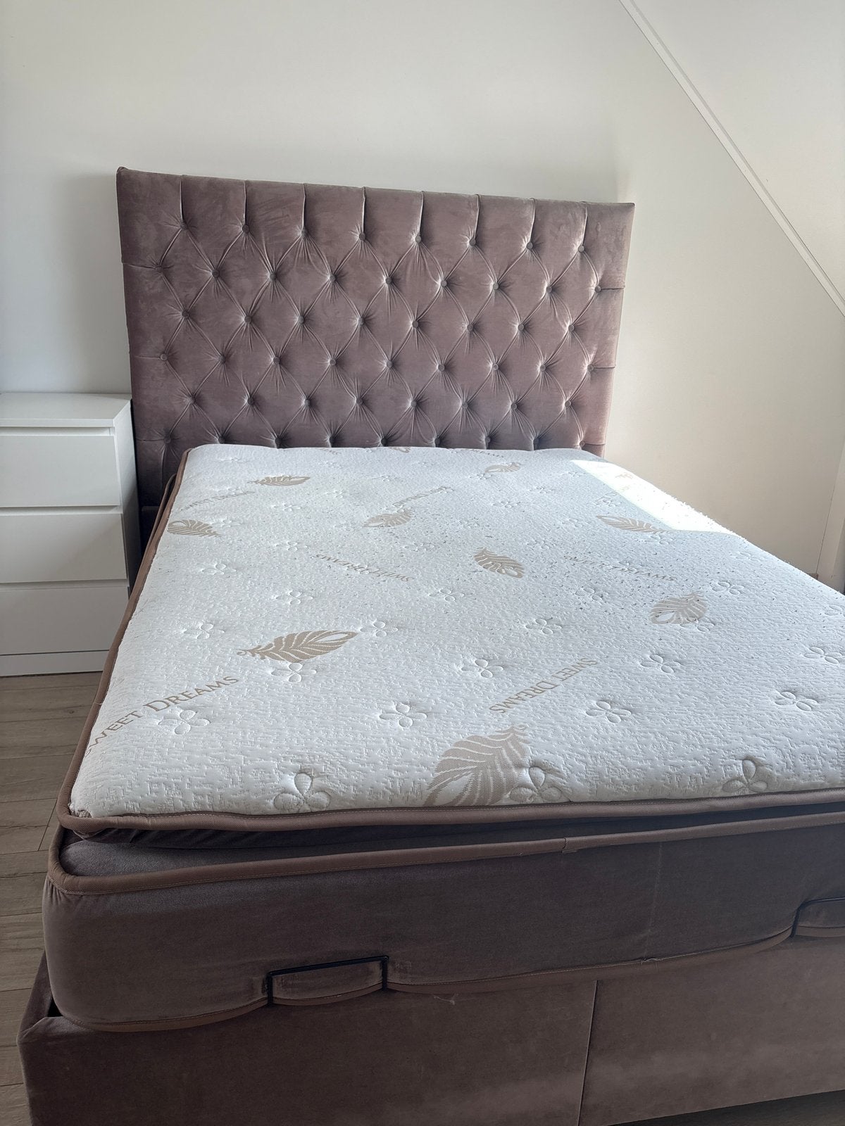 Tweepersoons boxspring met matras en hoofdbord, Ophalen, Gebruikt, Bruin, 210 cm