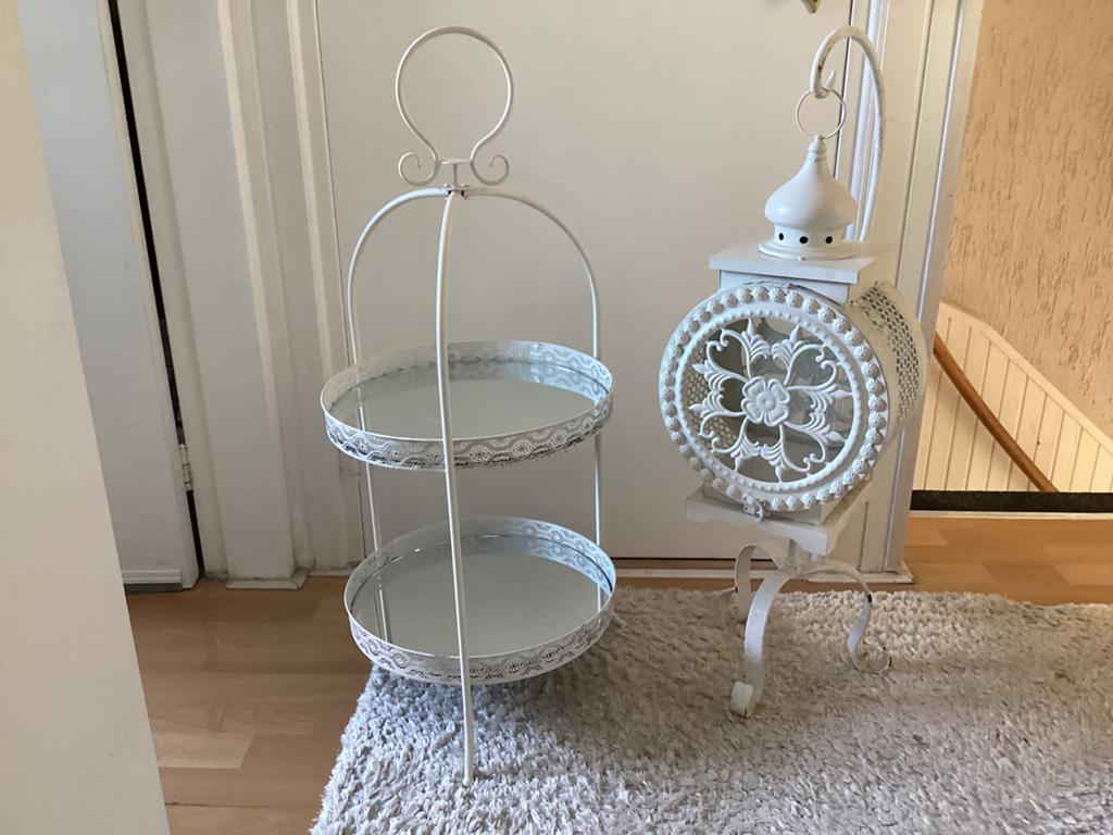 Leuke etagère en lantaarn in witte kleur 85 cm, Ophalen, Zo goed als nieuw