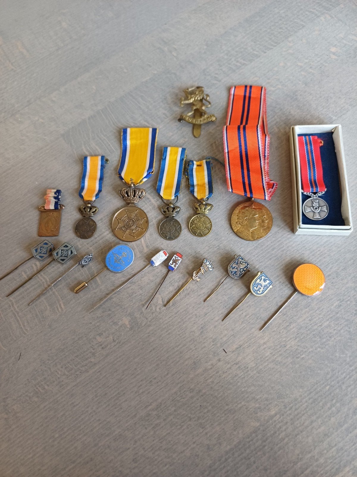 Verzameling van Nederlandse militaire medailles en speldjes, Verzamelen, Ophalen of Verzenden, Overige soorten, Nederland, Lintje, Medaille of Wings