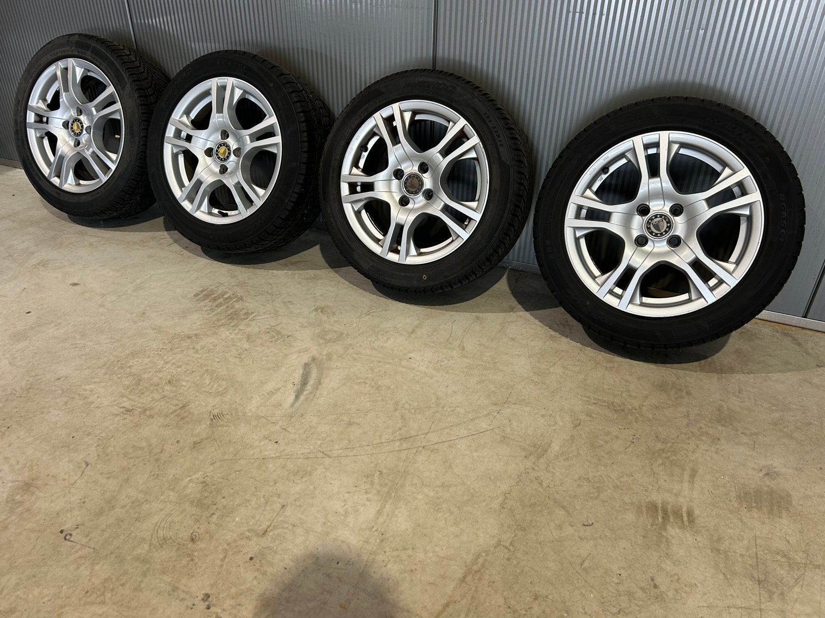 Fiat 500  15 inch wielen met 4 seizoen banden, Auto-onderdelen, Banden en Velgen, 15 inch, Banden en Velgen, Personenwagen, Zomerbanden