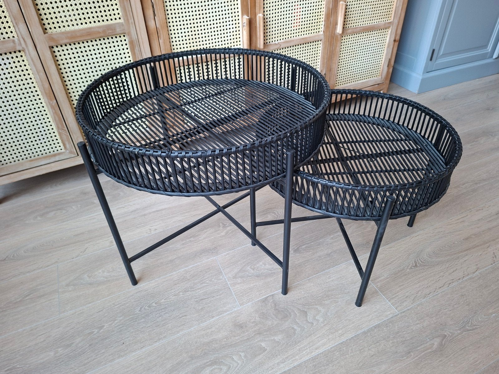 2 Zwarte Bijzettafels / salontafels, Ophalen, Gebruikt, Rotan, Bijzettafel