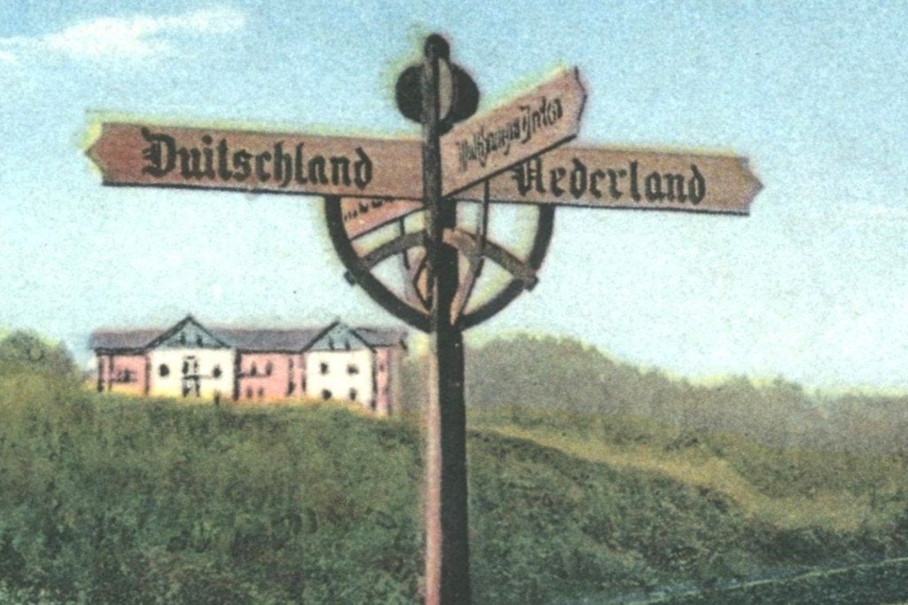 940315	Berg en Dal	Grenspaal Grens	kleur	Leuke oude kaart, Ophalen of Verzenden, 1920 tot 1940, Ongelopen, Gelderland