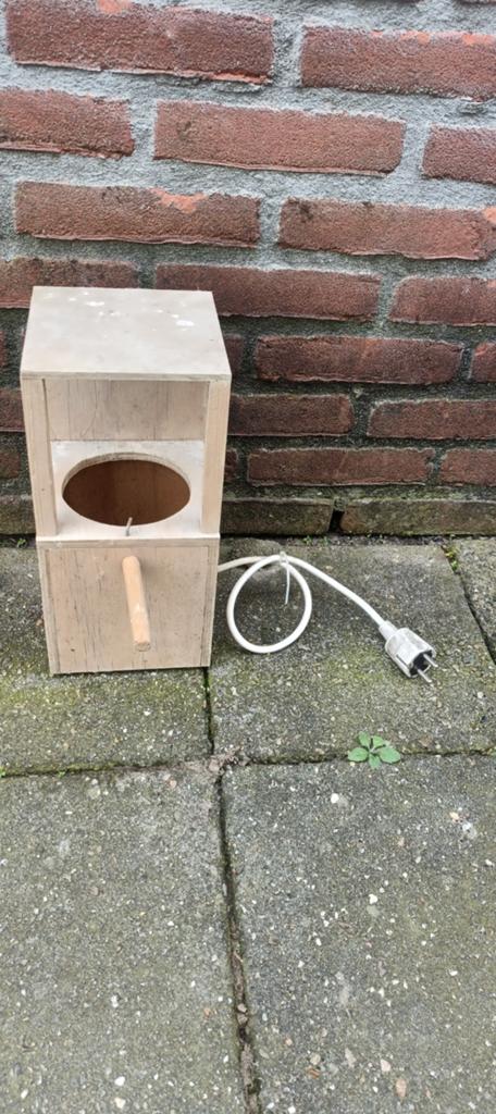 Nestkapel met verwarming lamp, Ophalen of Verzenden, Gebruikt, Hout, Broedkooi of Kweekkooi