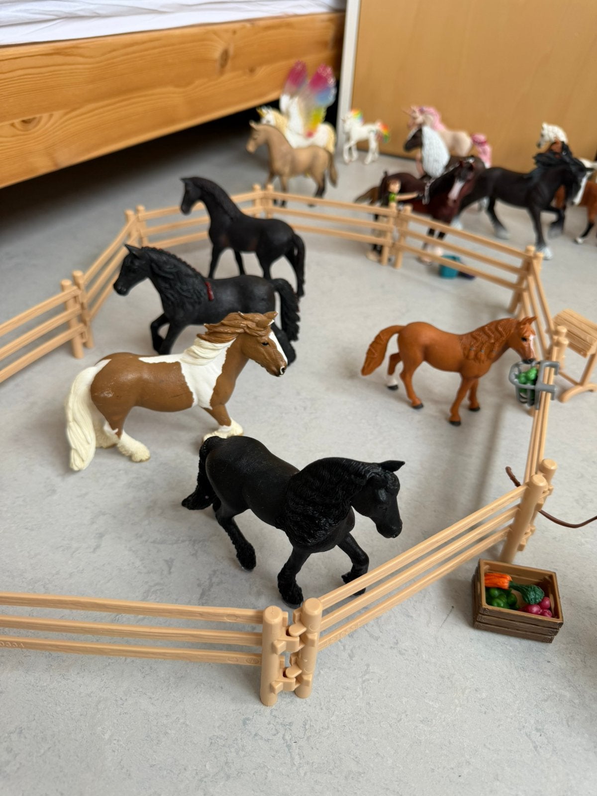 Schleich Horse Club partij: 21 paarden, rijhal, box, etc., Ophalen of Verzenden, Zo goed als nieuw, Paard, Beeldje of Figuurtje