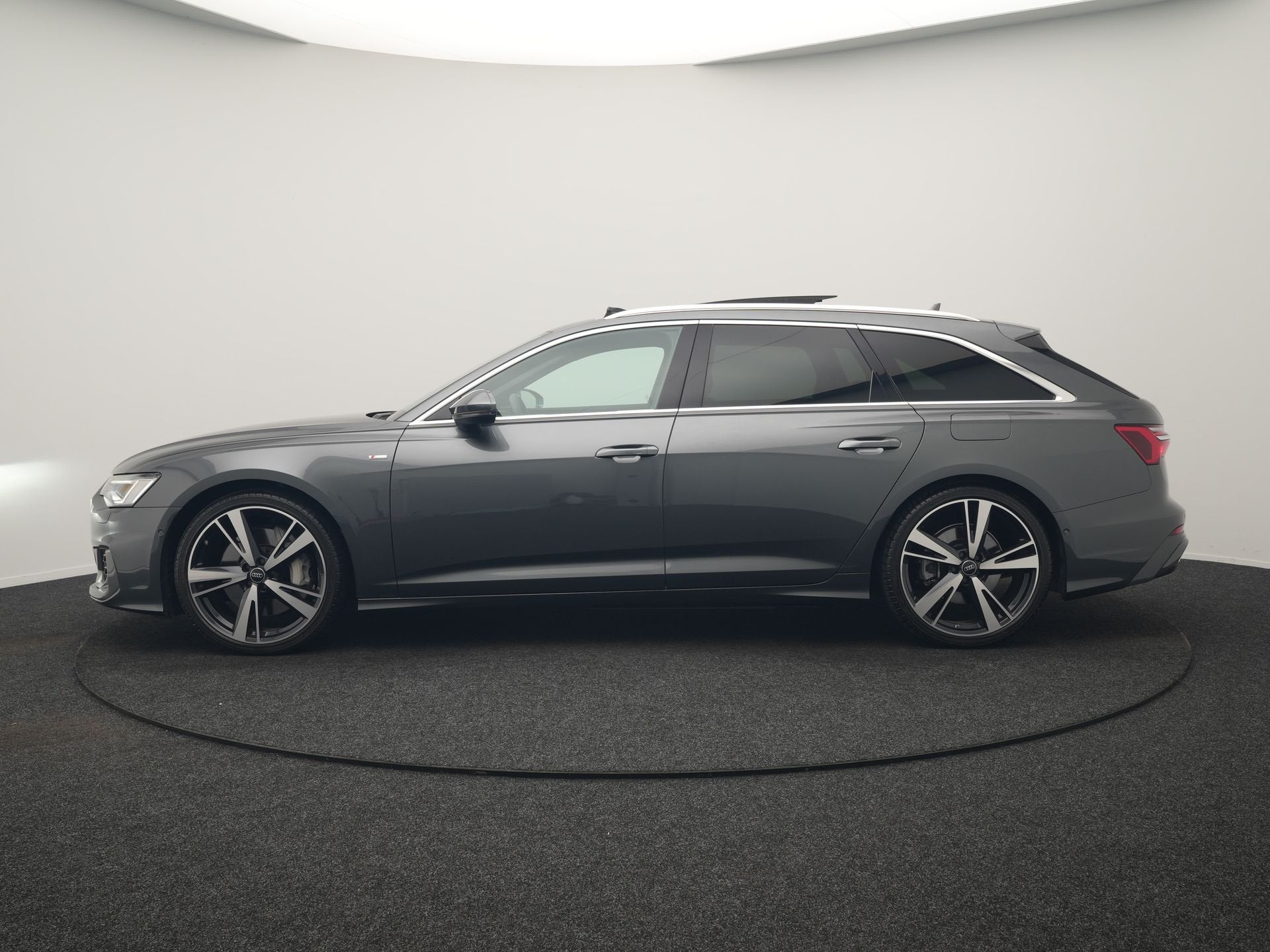 Audi A6 Avant 50 TFSI e quattro S Line PHEV 300pk Dealer O.H, Auto's, Audi, Automaat, 77 km/l, Gebruikt, Zwart