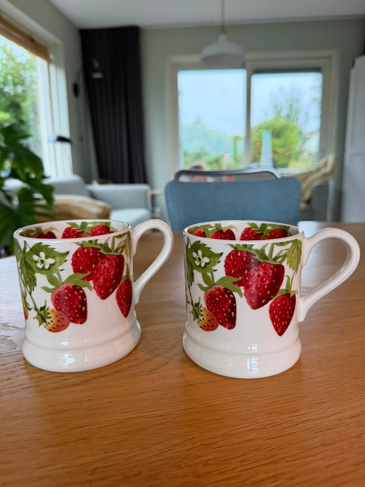 2 Nieuwe Emma Bridgewater aardbeien mokken 1/2 pint, Nieuw, Ophalen of Verzenden, Steen/keramiek, Meerkleurig