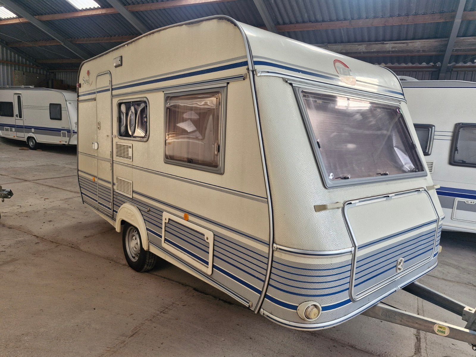 Nette TEC 390 caravan met voortent en stapelbed, Particulier, Koelkast