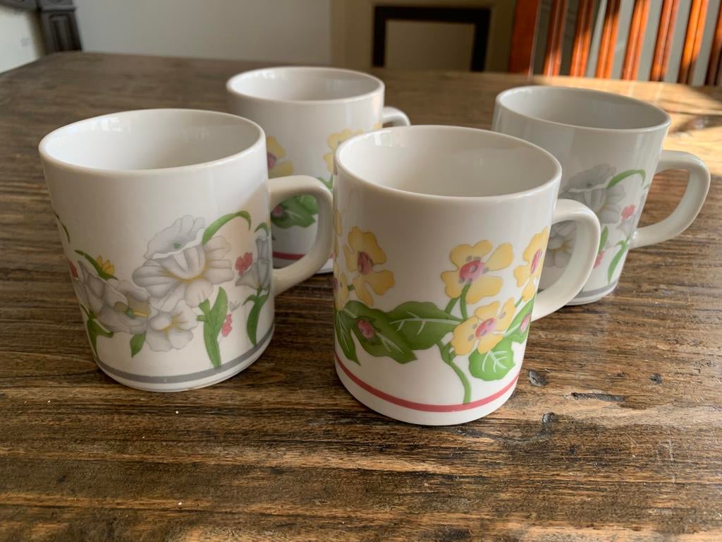 4 x porseleinen mok van Kun- Lun, Huis en Inrichting, Keuken | Servies, Gebruikt, Ophalen of Verzenden, Overige stijlen, Kop(pen) en/of Schotel(s)