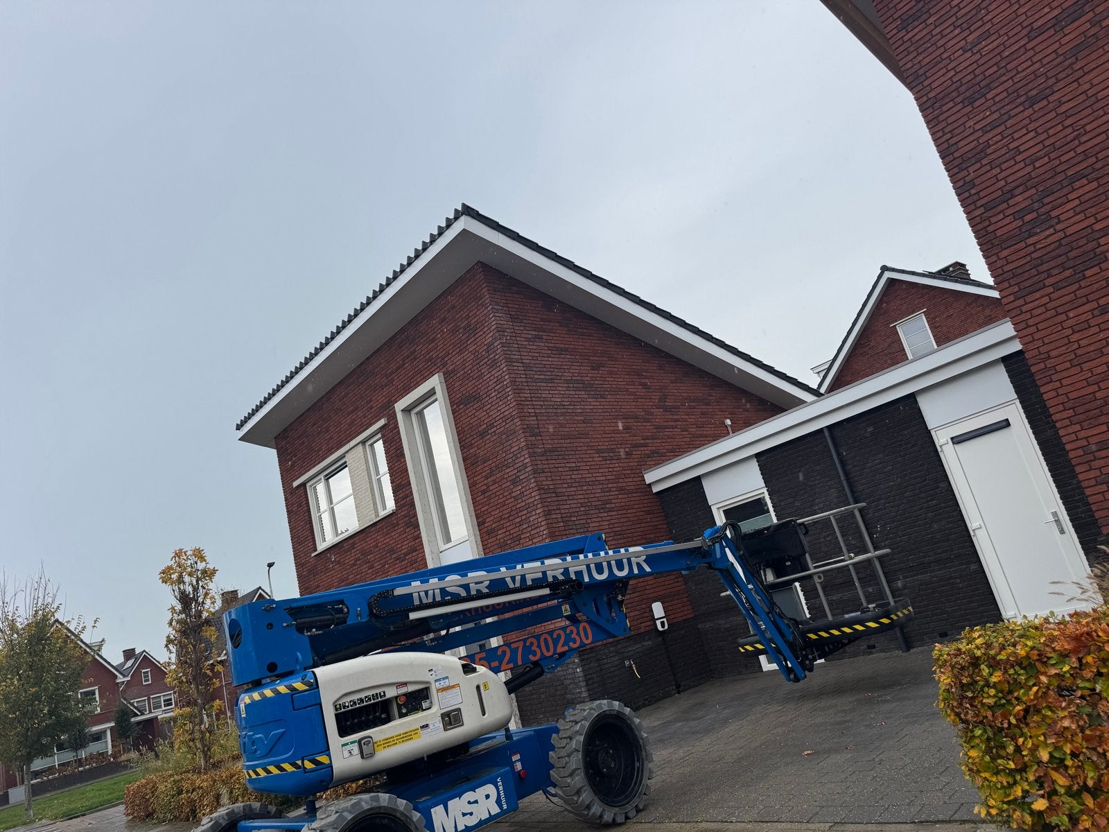 spuitwerk van dakgoten, dakranden, vensterbanken en deuren.