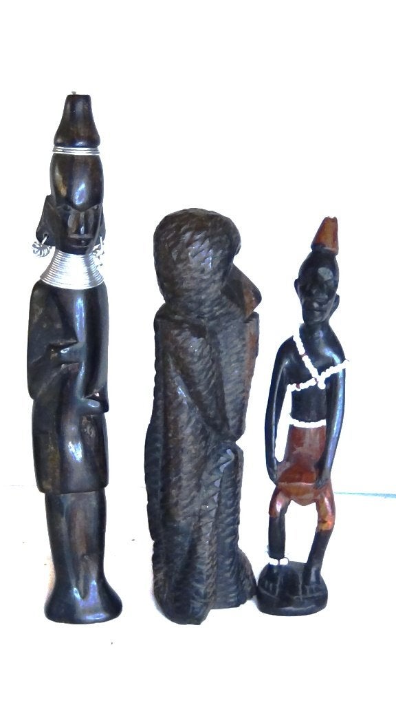 3 Afrikaanse handgesneden houten beeldjes, Hout, Gesneden, Bruin, 25 cm