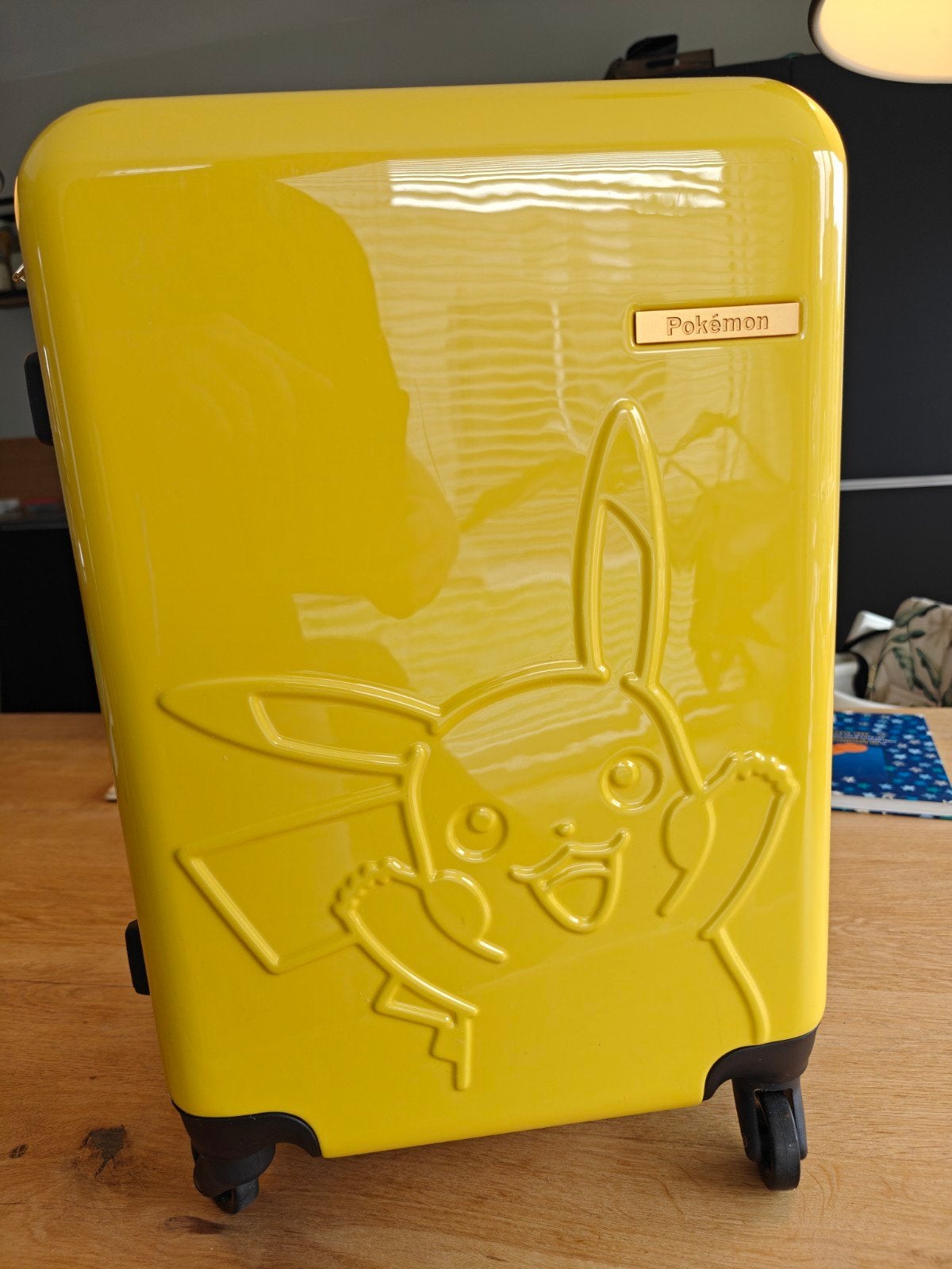 Pokemon Center Pikachu Suitcase M Geel, Geel, Ophalen of Verzenden, Zo goed als nieuw, 35 tot 55 cm