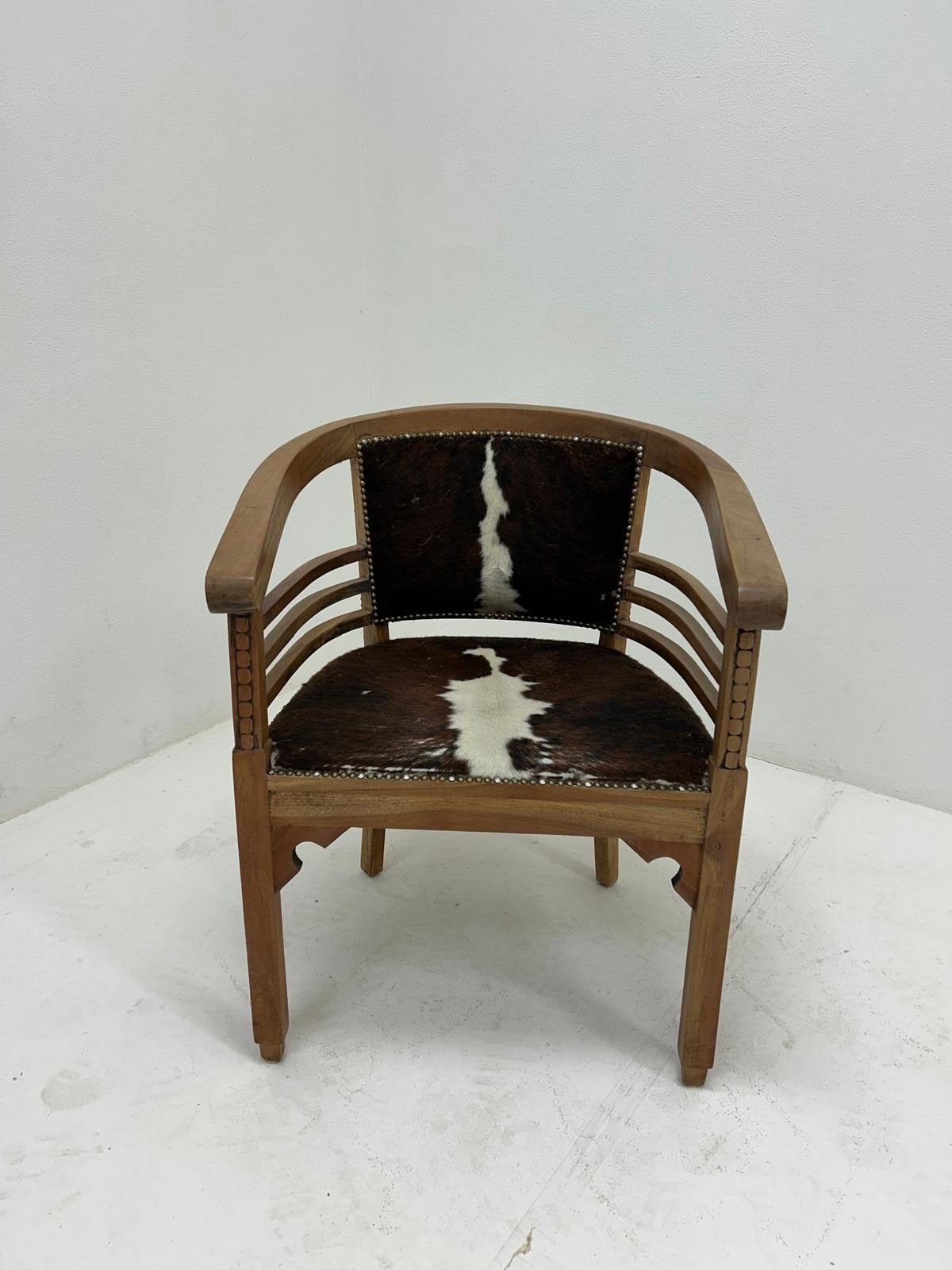 Ronde Amsterdamse School Fauteuil met Koeienhuid, Antiek en Kunst, Ophalen