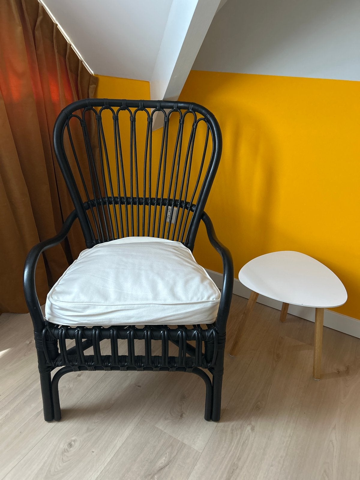 IKEA Rotan stoel (zwart) met kussen en JYSK bijzettafel, Huis en Inrichting, Ophalen, Gebruikt, Zwart, Riet of Rotan