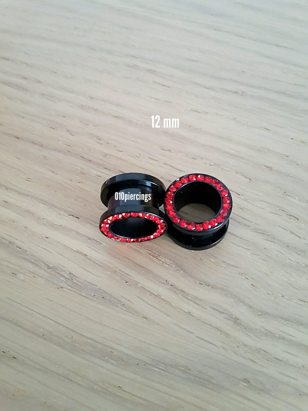 Nieuwe tunnels, pluggen. Staal. Zwart. Rode steentjes., Sieraden, Tassen en Uiterlijk, Piercings, Ophalen of Verzenden, Zo goed als nieuw