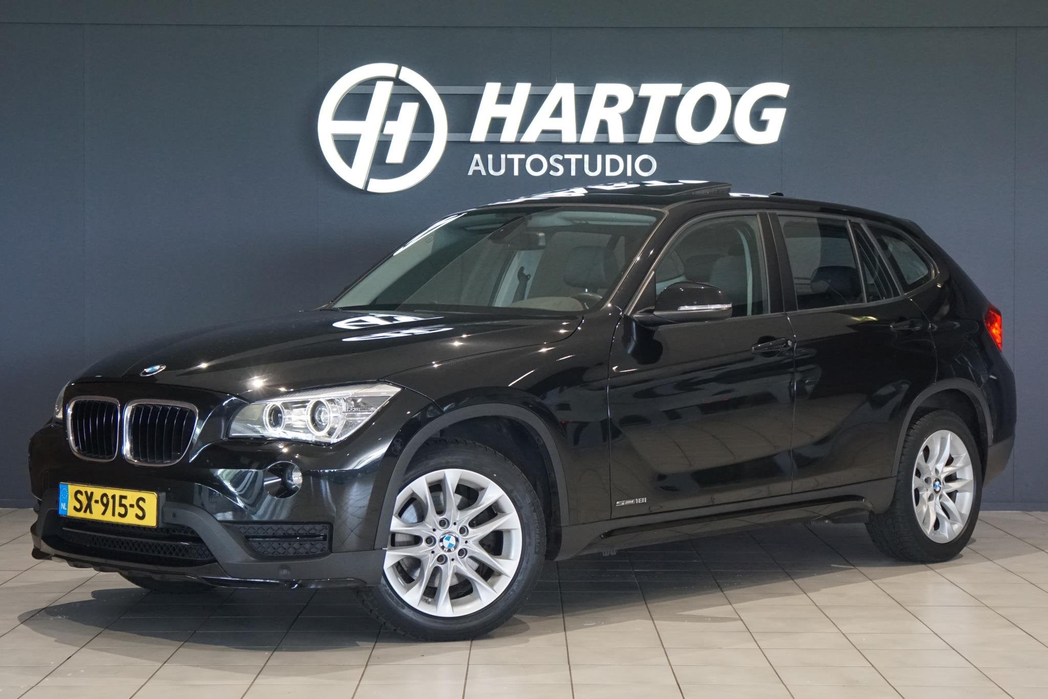 BMW X1 sDrive18i + AUTOMAAT / PANORAMA / SPORT / STUUR/STOEL, Euro 6, 4 cilinders, 150 pk, Zwart