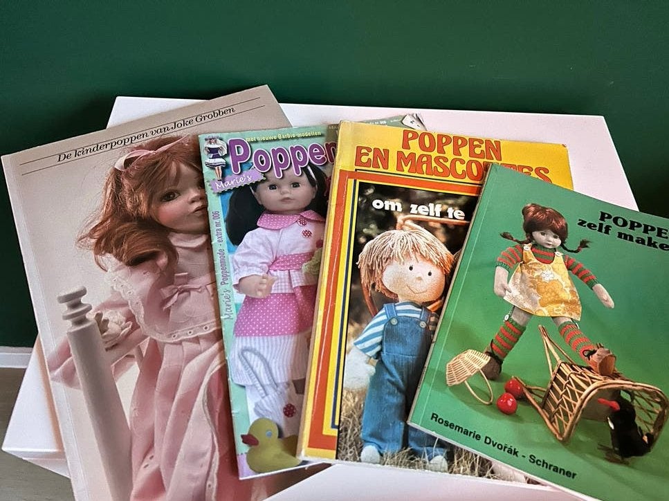 Grote collectie boeken en patronen voor poppenkleding, Ophalen of Verzenden, Gebruikt, Overige typen