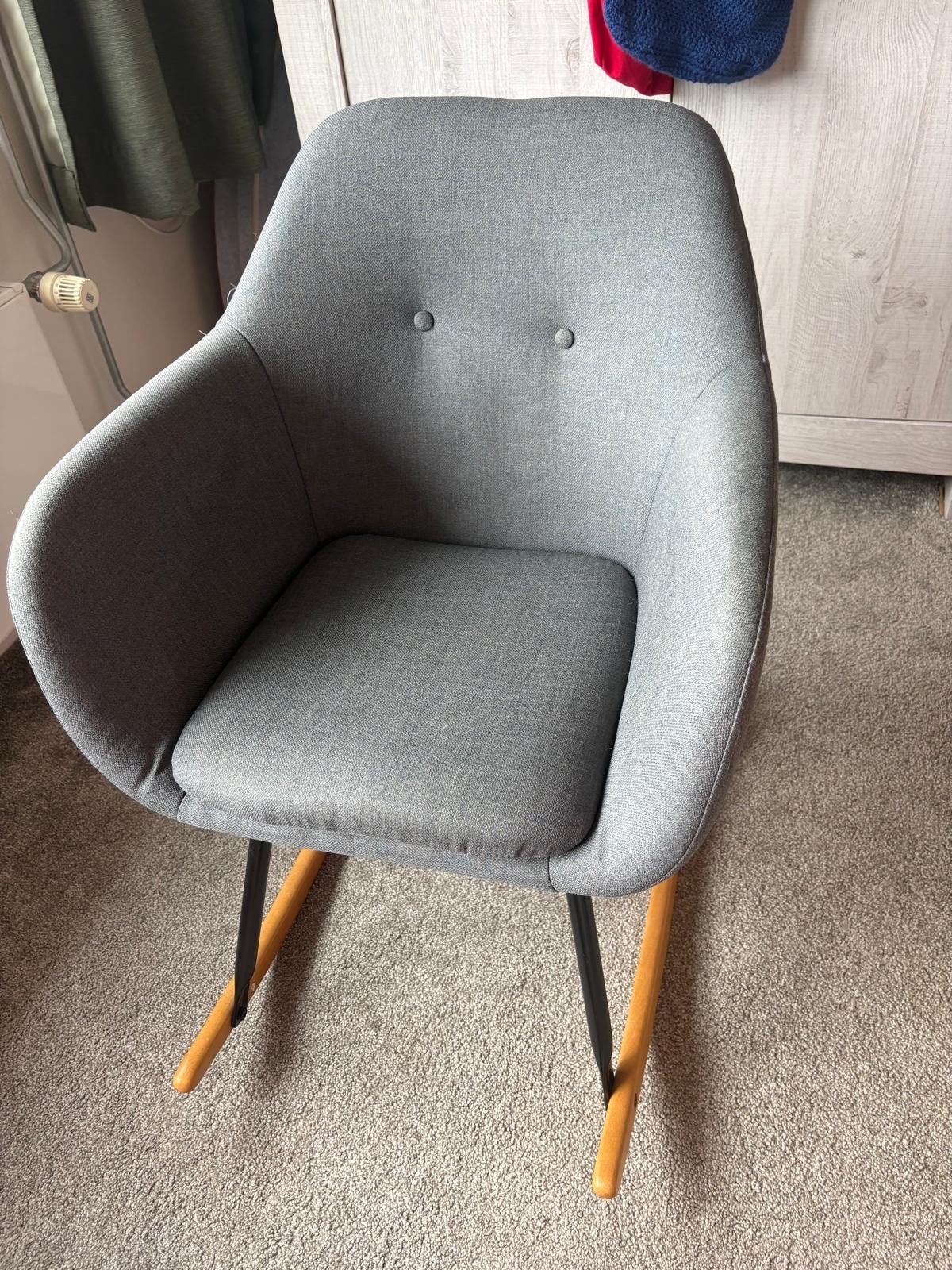 Comfortabele grijze schommelstoel voor babykamer wiegstoel, Huis en Inrichting, Stoelen, Ophalen, Zo goed als nieuw, Hout, Eén