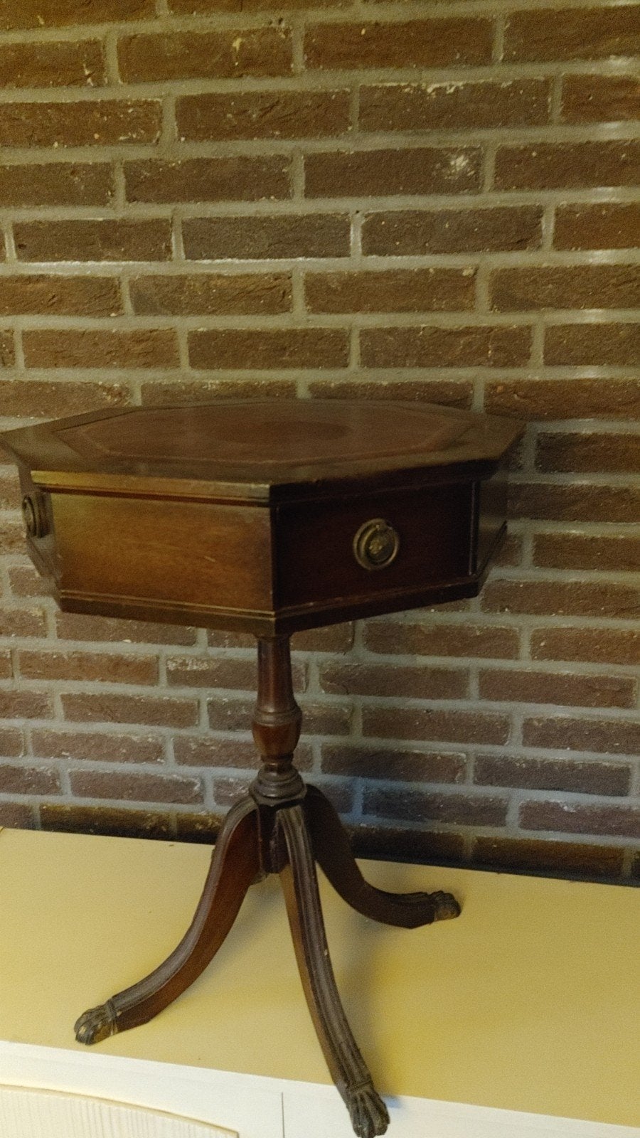 Antieke achthoekige theetafel met lade, Ophalen