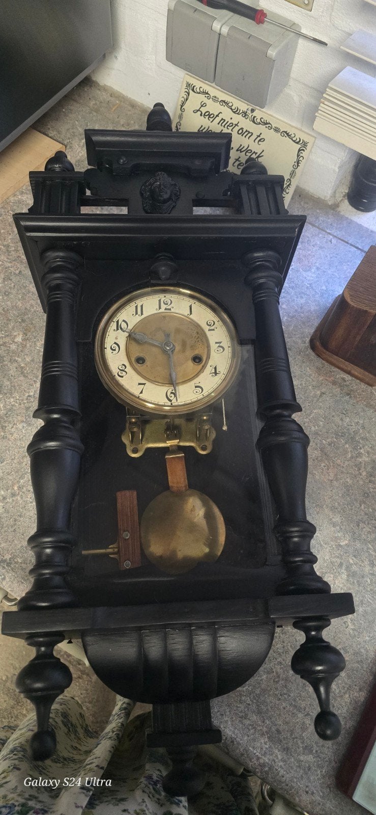 Antieke Zwarte Houten Wandklok met Slinger €20.00, Antiek en Kunst, Ophalen of Verzenden
