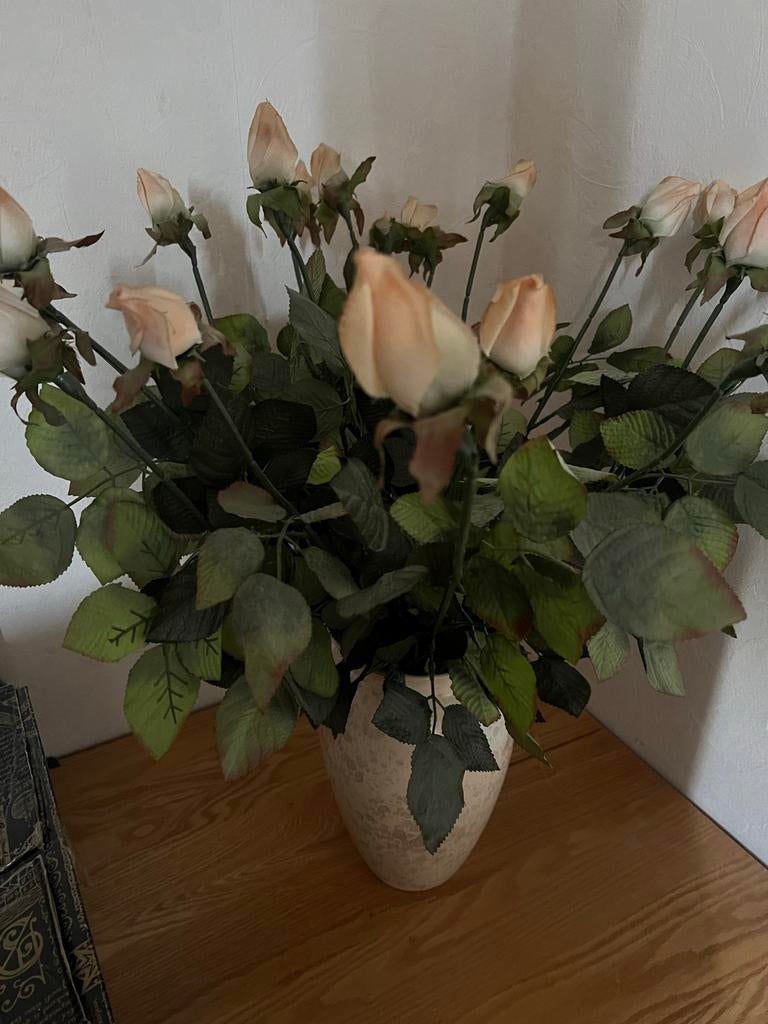 Kunstrozen met vaas, Huis en Inrichting, Woonaccessoires | Kunstplanten en Kunstbloemen, Ophalen of Verzenden, Zo goed als nieuw
