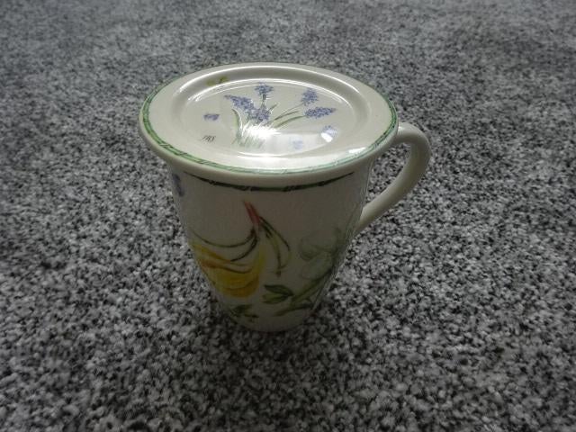 Beker en theetip met geboortemaand februari/Janneke Brinkman, Nieuw, Ophalen of Verzenden, Overige stijlen, Kop(pen) en/of Schotel(s)