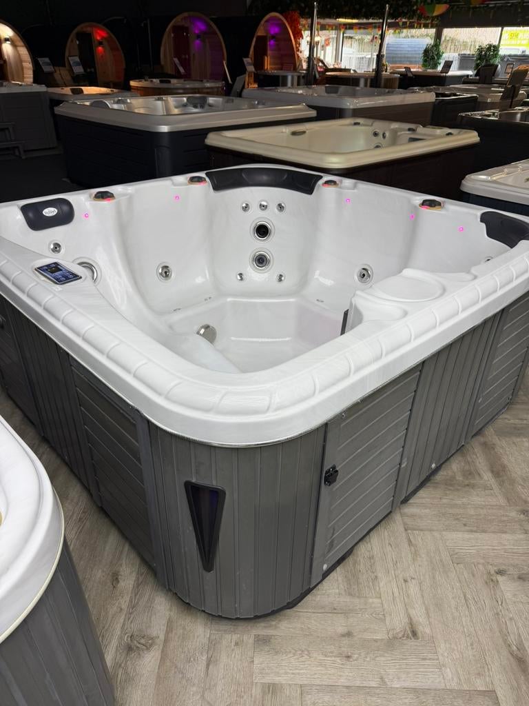 Jacuzzi spa Balboa – 200x200 – 5 persoons – plug & play 220V, Ophalen, Zo goed als nieuw, Trap