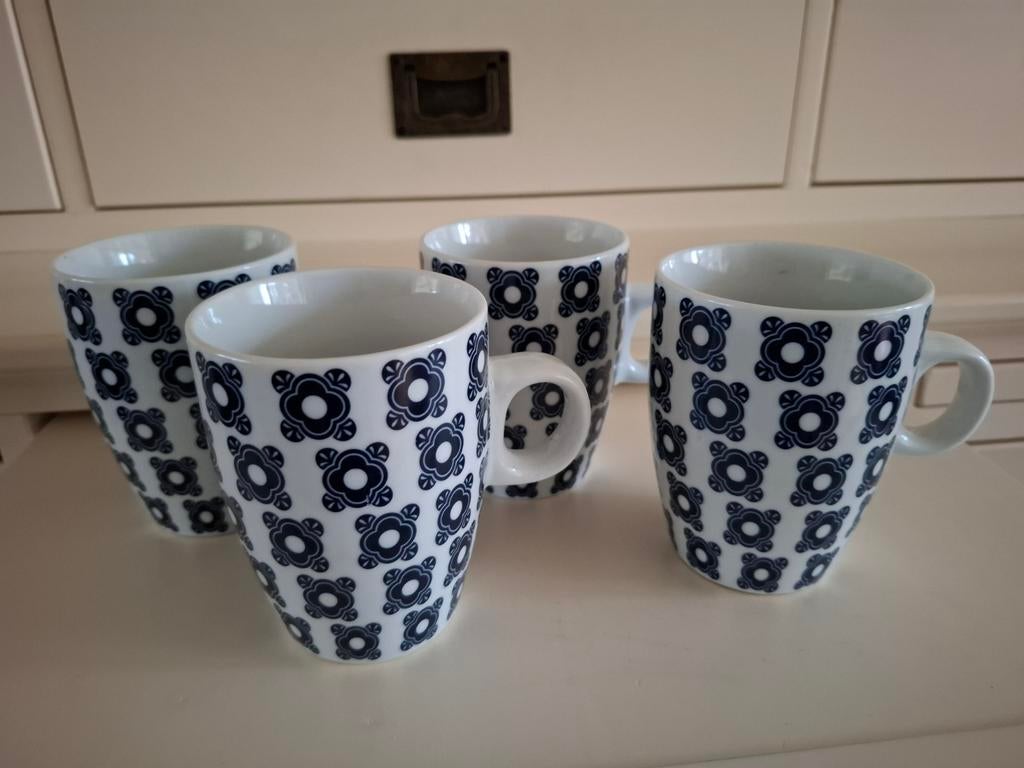 4 wit/blauwe Pomax mokken, Ophalen of Verzenden, Zo goed als nieuw, Overige stijlen, Kop(pen) en/of Schotel(s)