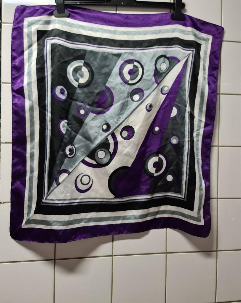 Mooie vierkante sjaal / doek met sierlijk design - ZGAN, Kleding | Dames, Onbekend, Verzenden, Zo goed als nieuw, One size fits all