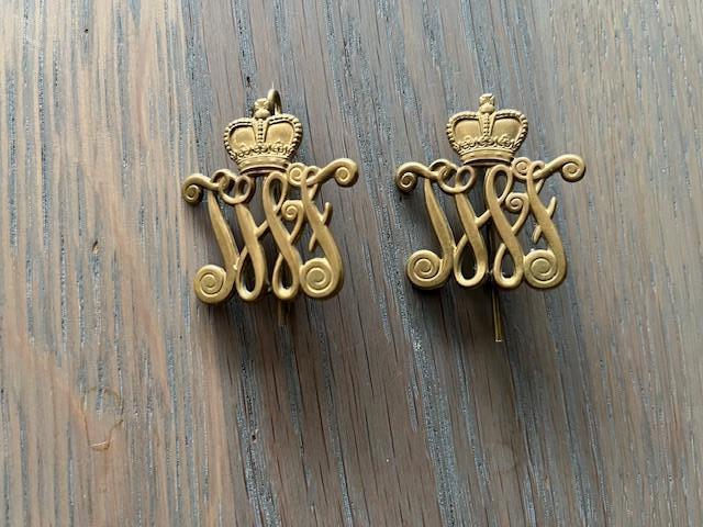 2x baret speld, Ophalen of Verzenden, Landmacht, Nederland, Embleem of Badge