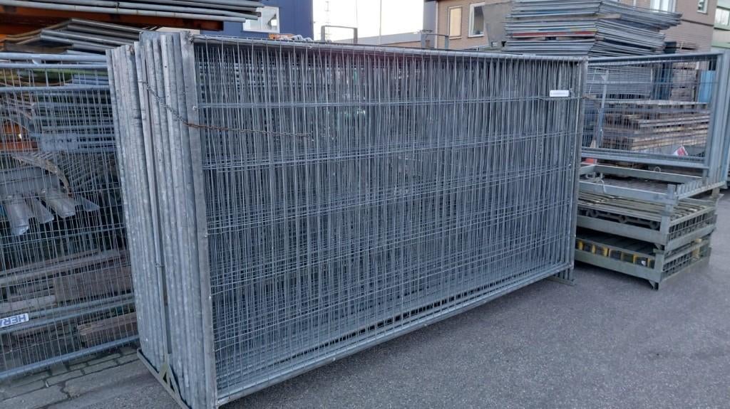 26 gebruikte bouwhekken in een opslagbok, Tuin en Terras, Tuinhekken en Hekwerk, Ophalen, Gebruikt, IJzer, Overige typen