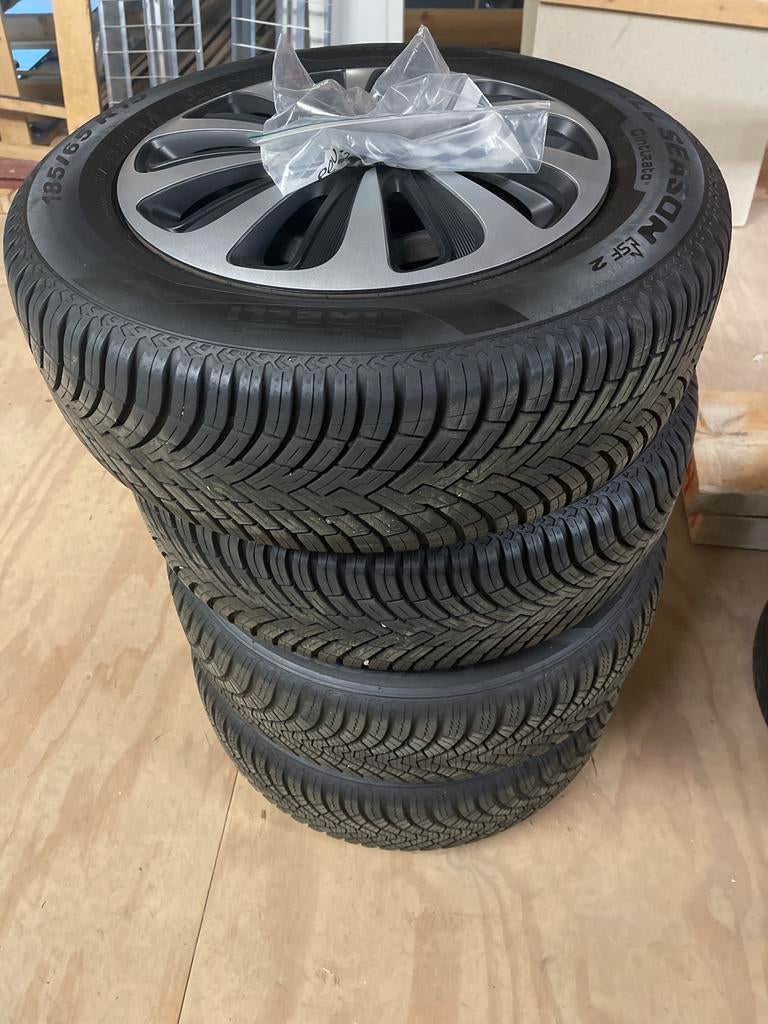 Set Pirelli 185/65 R15 All Season banden + velgen 4x108 et27, Ophalen, Gebruikt, 15 inch, Banden en Velgen