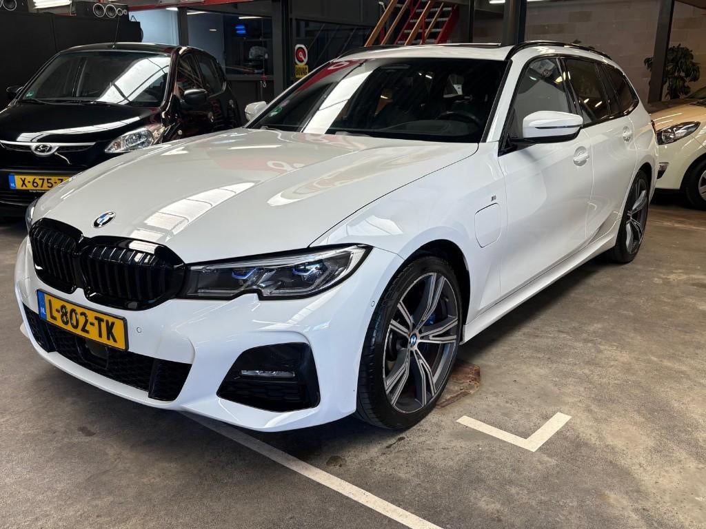 BMW 3-Serie 330e 292pk Aut 2021 Wit High Executive M pakket, Auto's, 1998 cc, Achterwielaandrijving, 4 cilinders, Hybride Elektrisch/Benzine