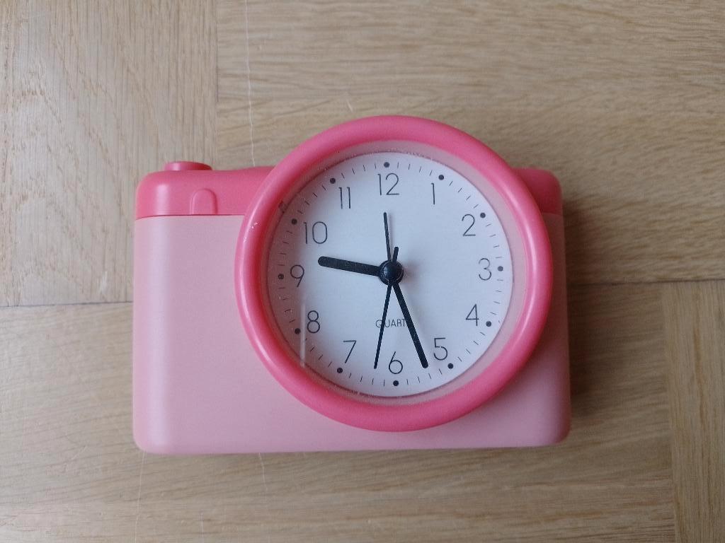 Wekker roze fototoestel, Witgoed en Apparatuur, Wekkers, Ophalen of Verzenden, Gebruikt, Analoog
