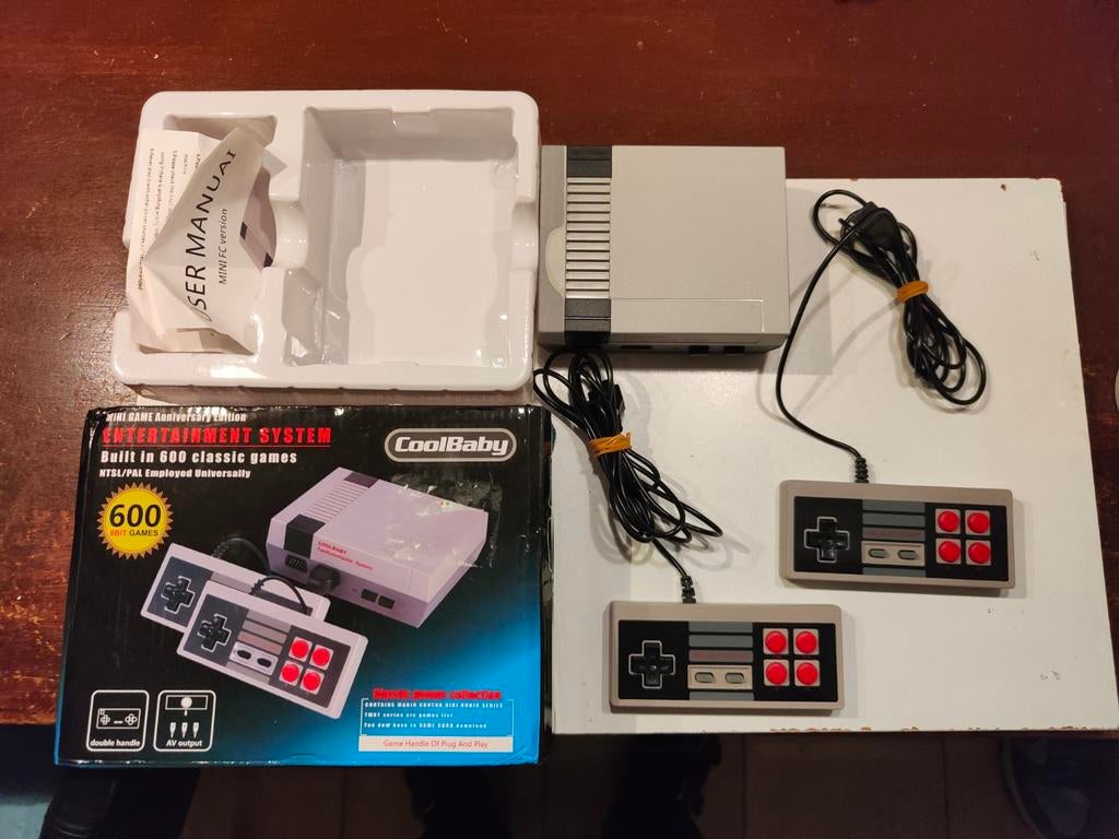 Mini Game Anniversary Edition Entertainment System., Spelcomputers en Games, Ophalen of Verzenden, Zo goed als nieuw, Met 2 controllers