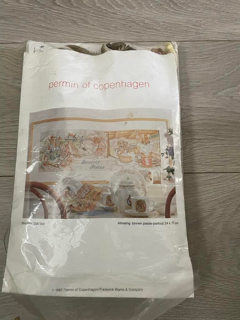 PERMIN OF COPENHAGEN  BORDUUR PAKKET BEATRIX POTTER, Ophalen of Verzenden, Zo goed als nieuw, Handborduren, Borduurpakket
