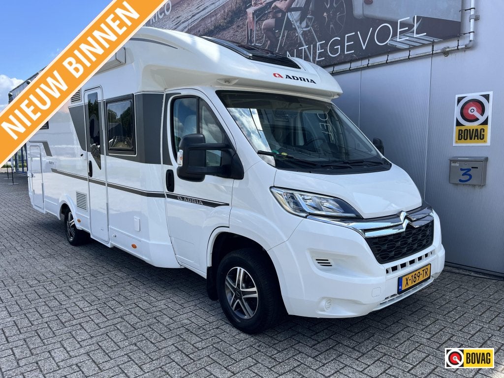 Adria Matrix 670 DL Face to face zit / Level, Ringverwarming, 7 tot 8 meter, Bedrijf, Adria