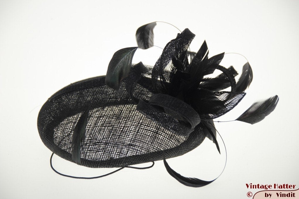 Kleine bolle fascinator zwart sisal sinamay met veren nieuw, Ophalen of Verzenden, Nieuw, One size fits all, Hoed