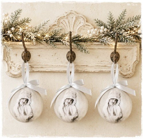 Kerstbal antieke afb. vintage meisje mutsje, cartonage 9 cm., Faire, Nieuw, Ophalen of Verzenden, Faire