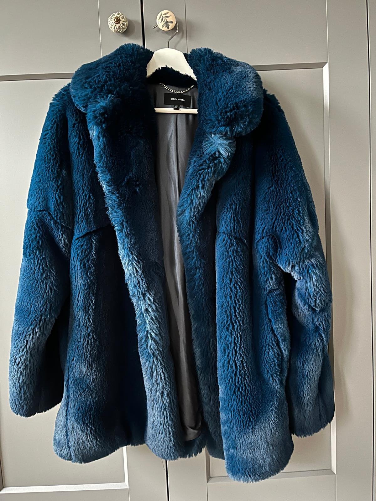 Karen Millen imitatie bontjas mt 44, Ophalen of Verzenden, Zo goed als nieuw, Maat 42/44 (L), Blauw