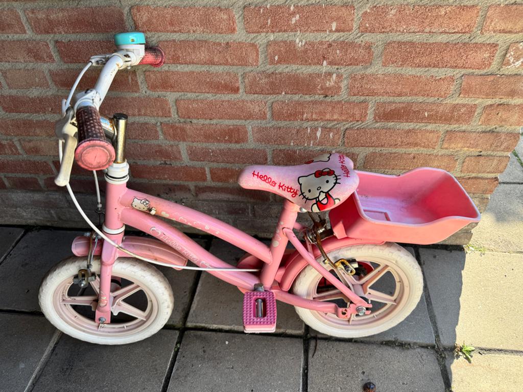 Roze Hello Kitty Kinderfietsje met mandje, Ophalen, Zo goed als nieuw, Velgrem, Minder dan 16 inch