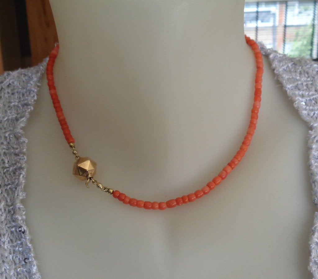 set ketting / armband engelen huid koraal met 14 krt goud, Ophalen of Verzenden, Goud, Ketting, Met edelsteen