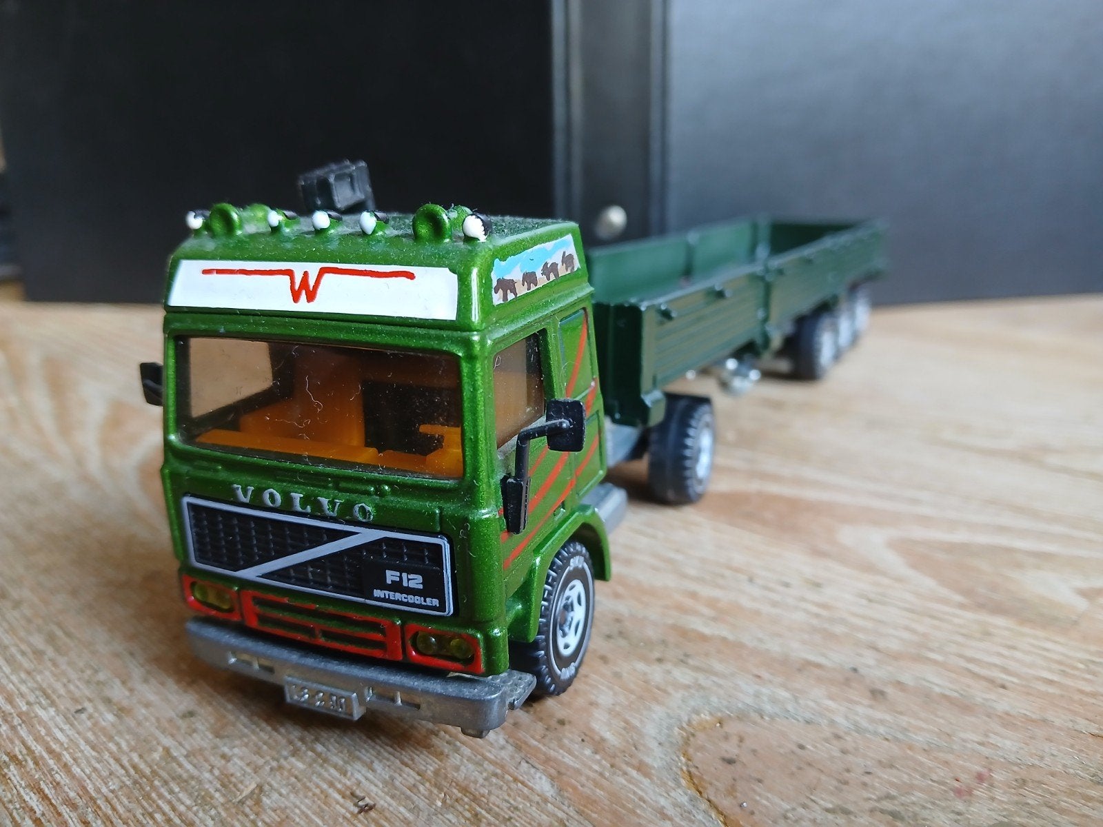 Volvo F12 Globetrotter trekker oplegger van de Wetering Siku, Hobby en Vrije tijd, Modelauto's | 1:50, Ophalen of Verzenden, Gebruikt