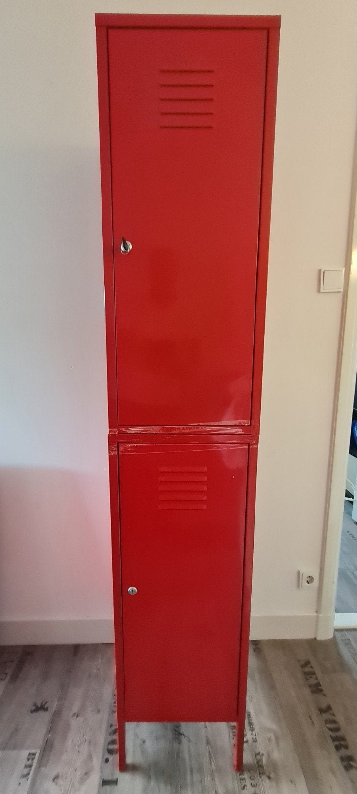 Rode metalen locker kast - Vintage IKEA PS Lockerkast, Huis en Inrichting, Kasten | Lockerkasten, Ophalen, Gebruikt, Industrieel, Vintage