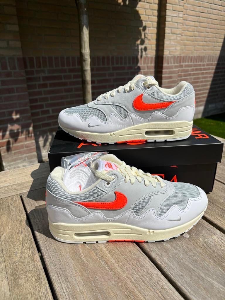 Patta x Nike Air Max 1 White & Hyper Crimson – Maat 42,5, Ophalen of Verzenden, Nieuw, Overige kleuren, Sneakers of Gympen