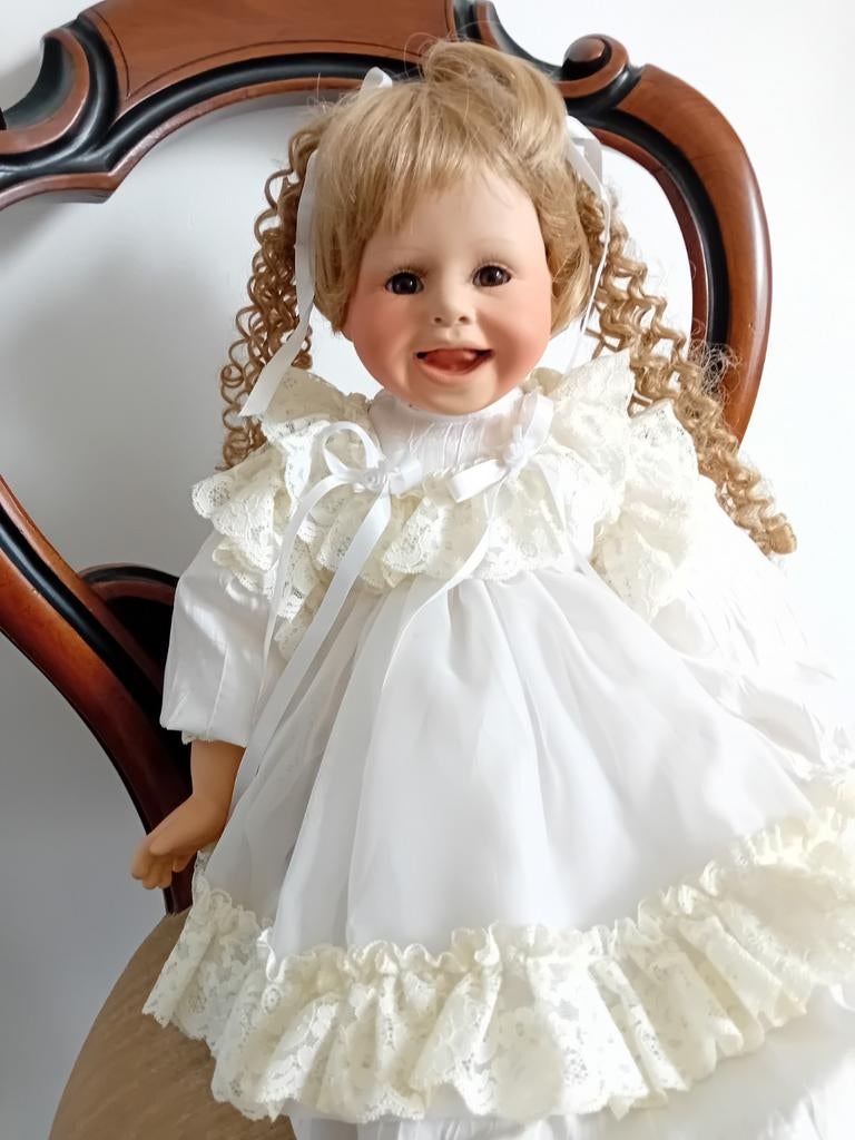 Leuke porseleinen pop met krullen, Ophalen of Verzenden