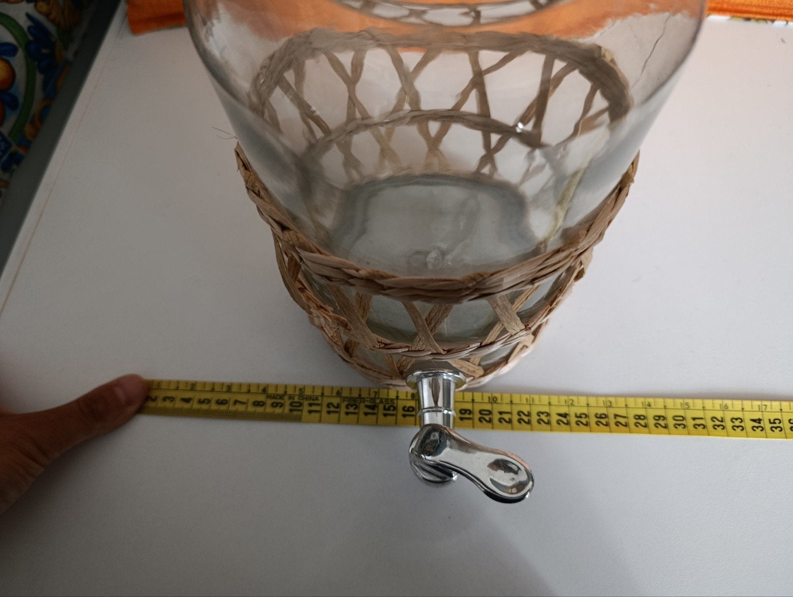 Glazen drankdispenser met bamboe deksel en rieten omhulsel, Meerkleurig, Ophalen of Verzenden, Glas, Landelijk