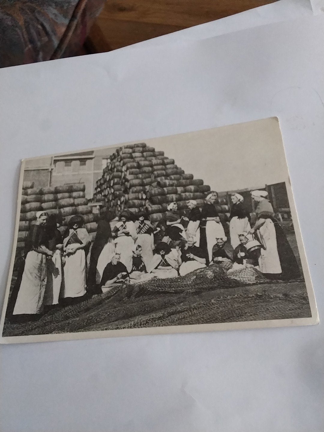 Oude ansichtkaart Scheveningen - Vrouwen bij haringvaten, Verzamelen, Ophalen of Verzenden, Voor 1920, Zuid-Holland