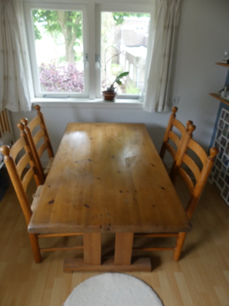 grenen klooster tafel en 4 stoelen met biezenzittingen, Huis en Inrichting, Tafels | Eettafels, Gebruikt, Kloostertafel en 4 stoelen met biezen zittingen