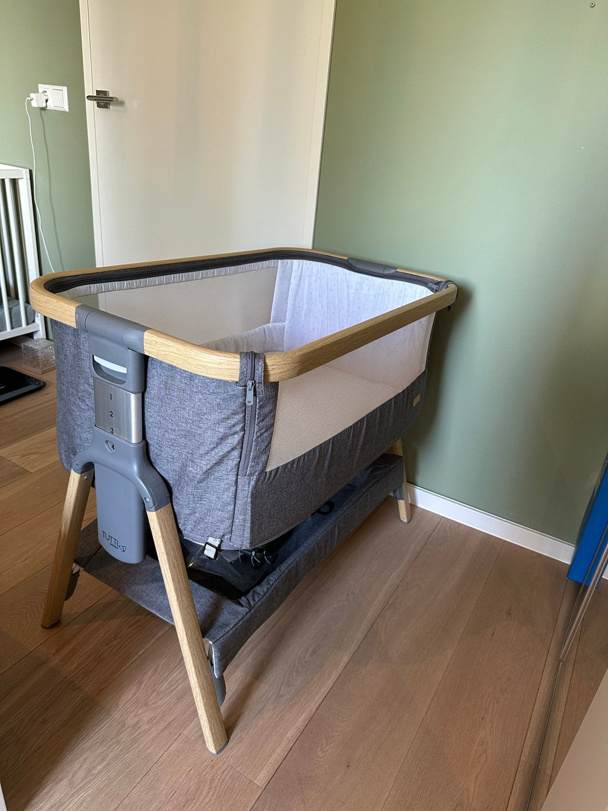 Tutti Bambini CoZee Bedside Crib - Grijs, Kinderen en Baby's, Babywiegjes en Ledikanten, Ophalen, Zo goed als nieuw, Wieg